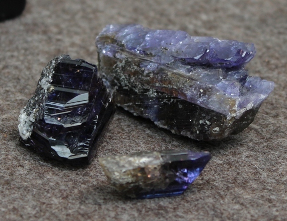 Tanzanite brute après avoir été chauffée