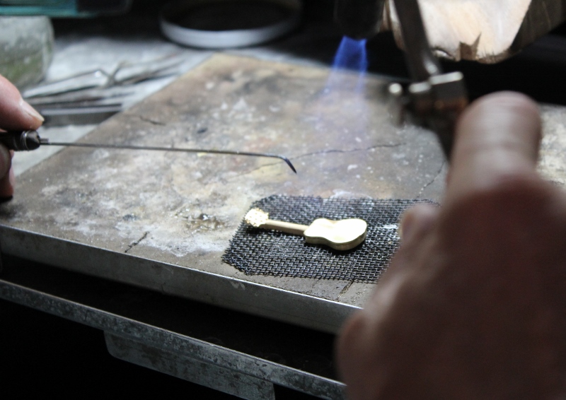 SOudure du pendentif guitare