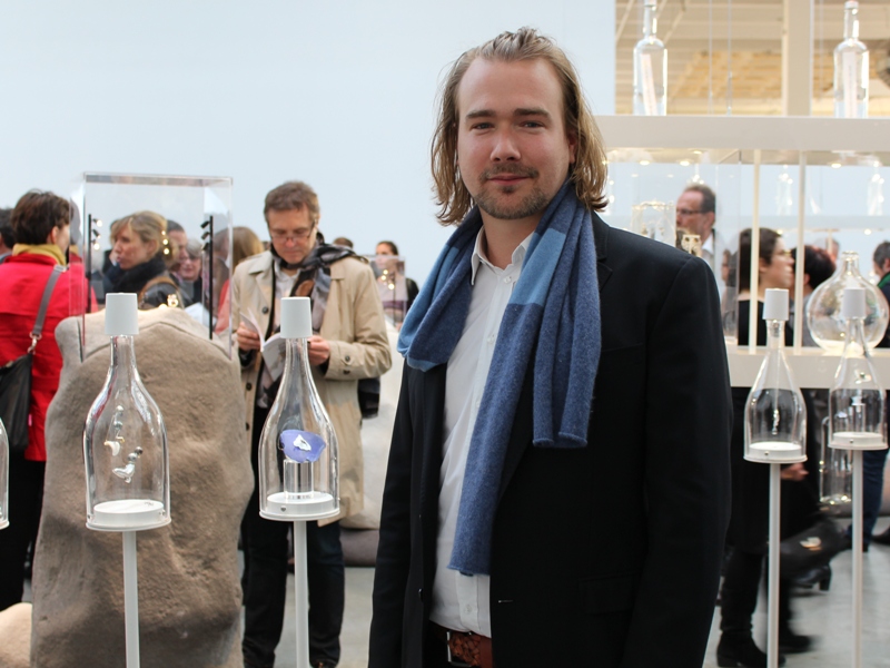 Pierre devant ses pièces exposées au Palais de Tokyo à Paris